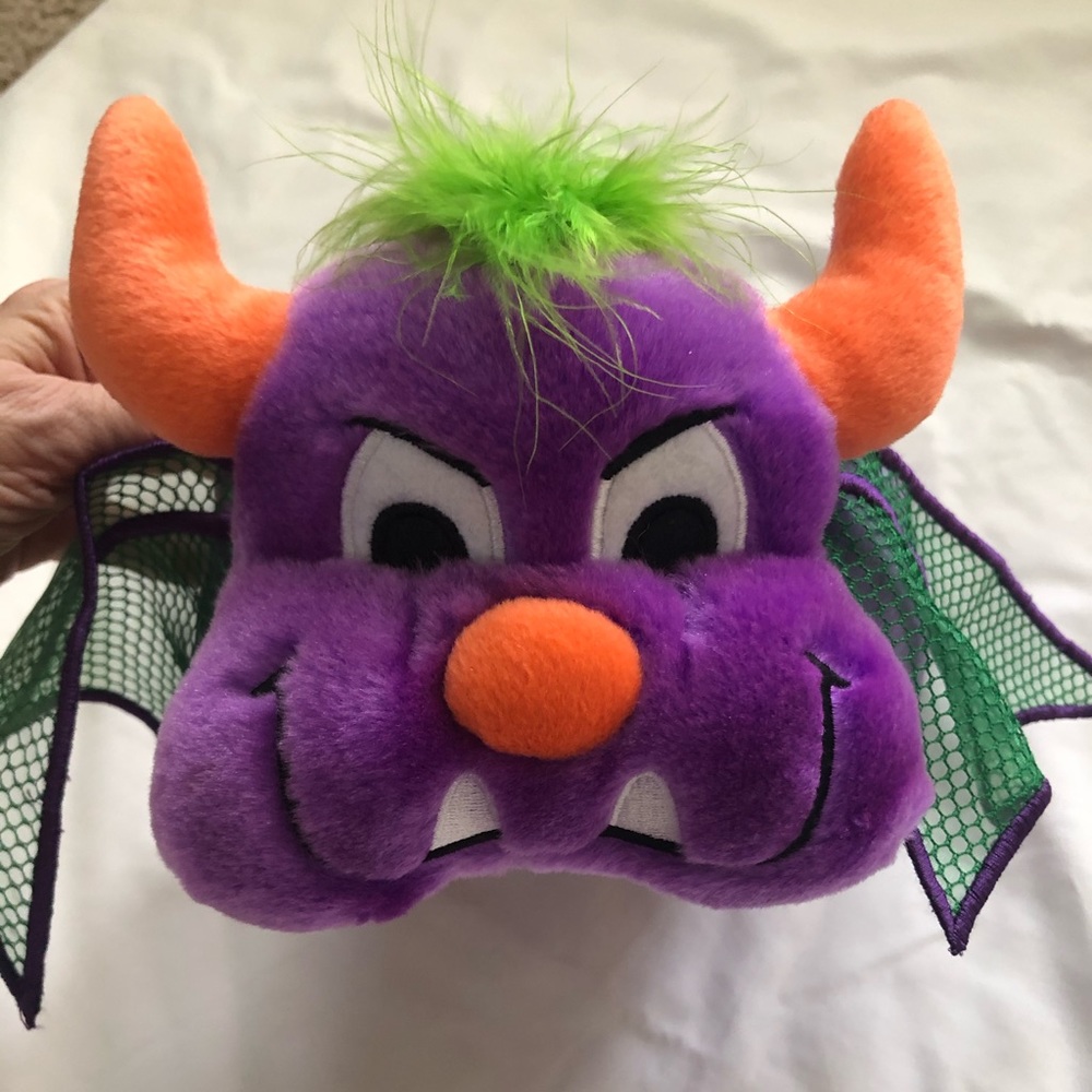 NWOT FREINDLY DRAGON HOLIDAY BASKET